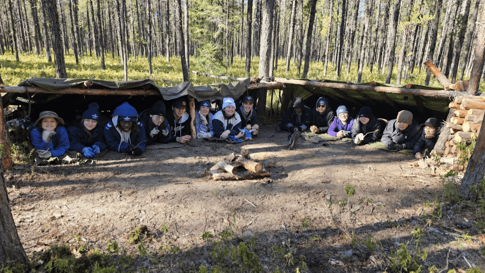 Des cadets de l’Escadron 839 réunis pendant une activité de plein air.